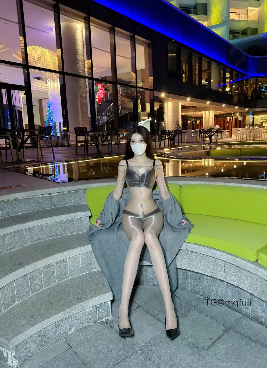 唐十七 2025-05-28 15:05:46 户内外大片x13张🥰 油亮丝袜包裹全身