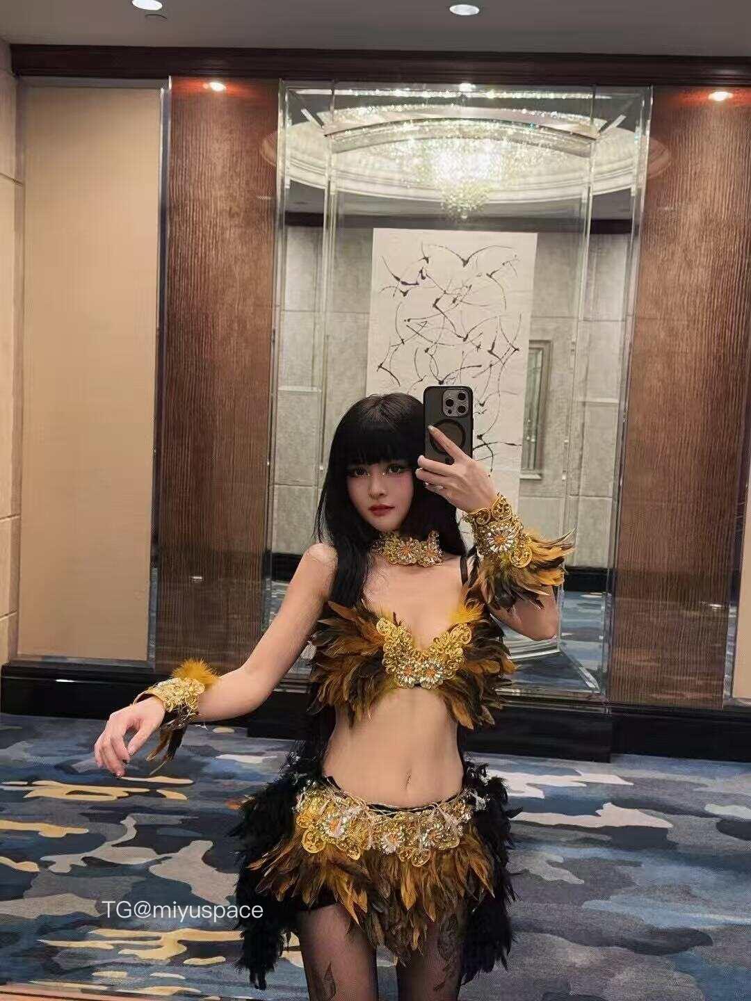 BELLA贝拉 2025-06-16 21:50:07 过来 站在我身边