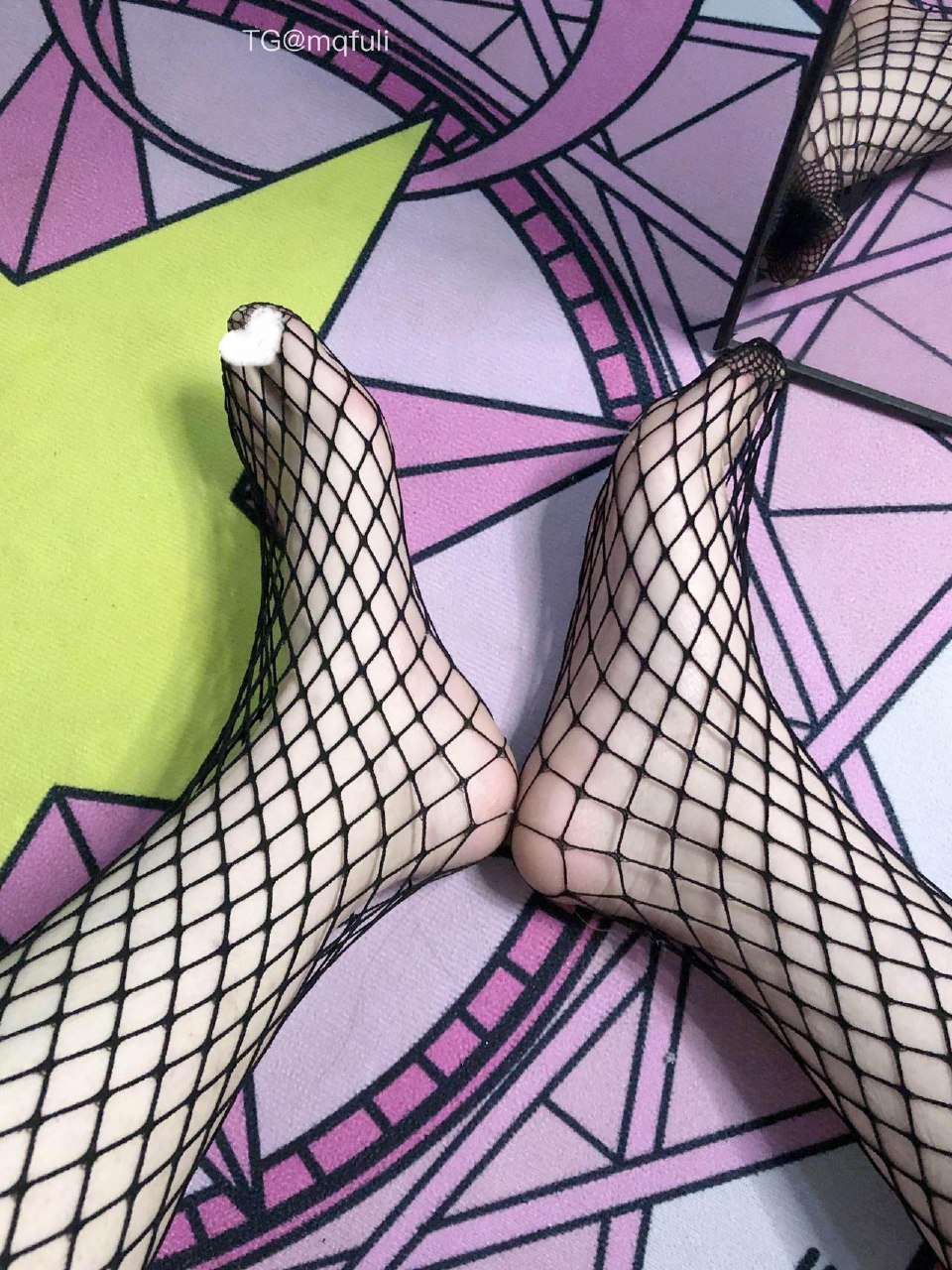 小琴酱 2025-06-17 01:49:42 爱这样的渔网脚丫嘛～