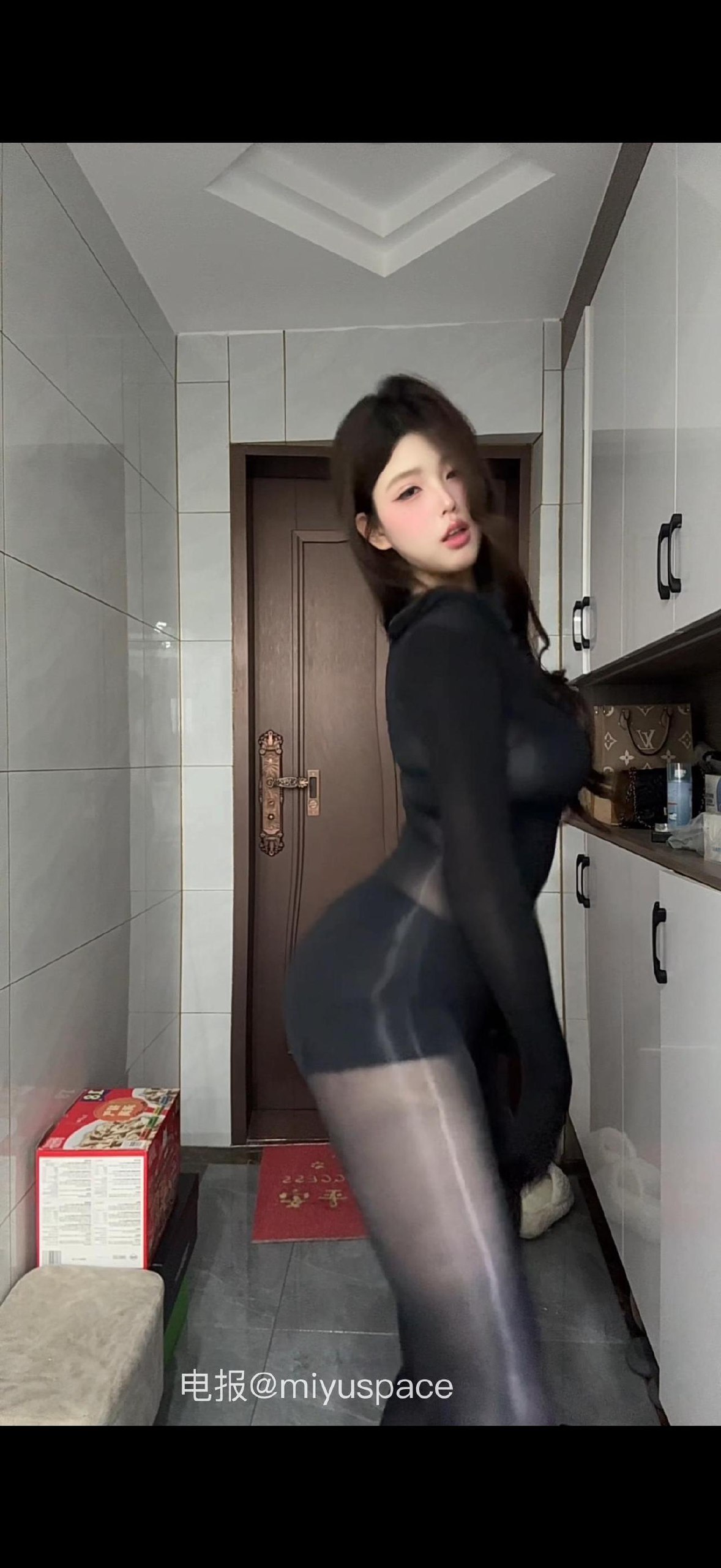 张有财 2025-06-12 00:00:35 腿控嘛 我控你哥哥😍