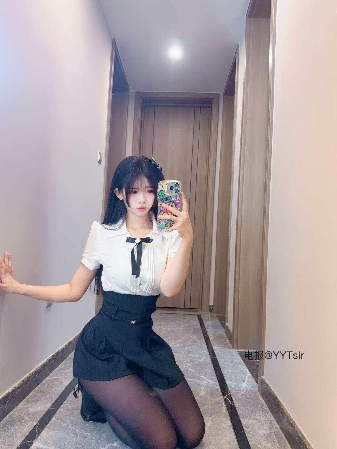 卿风 2025-06-01 18:45:26 你不睡 我不睡 你看我俩好般配