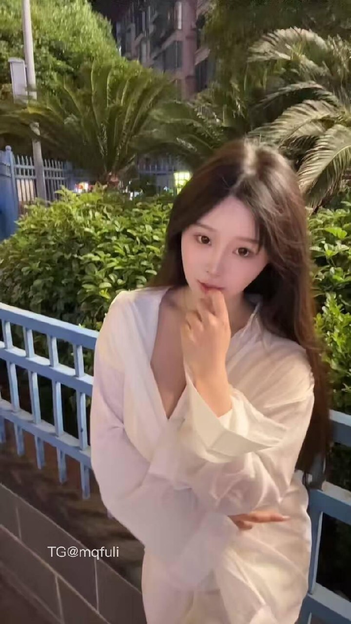 十七同学 2025-06-05 13:50:35 眼神交汇的瞬间，世界仿佛静止 只剩下你和我