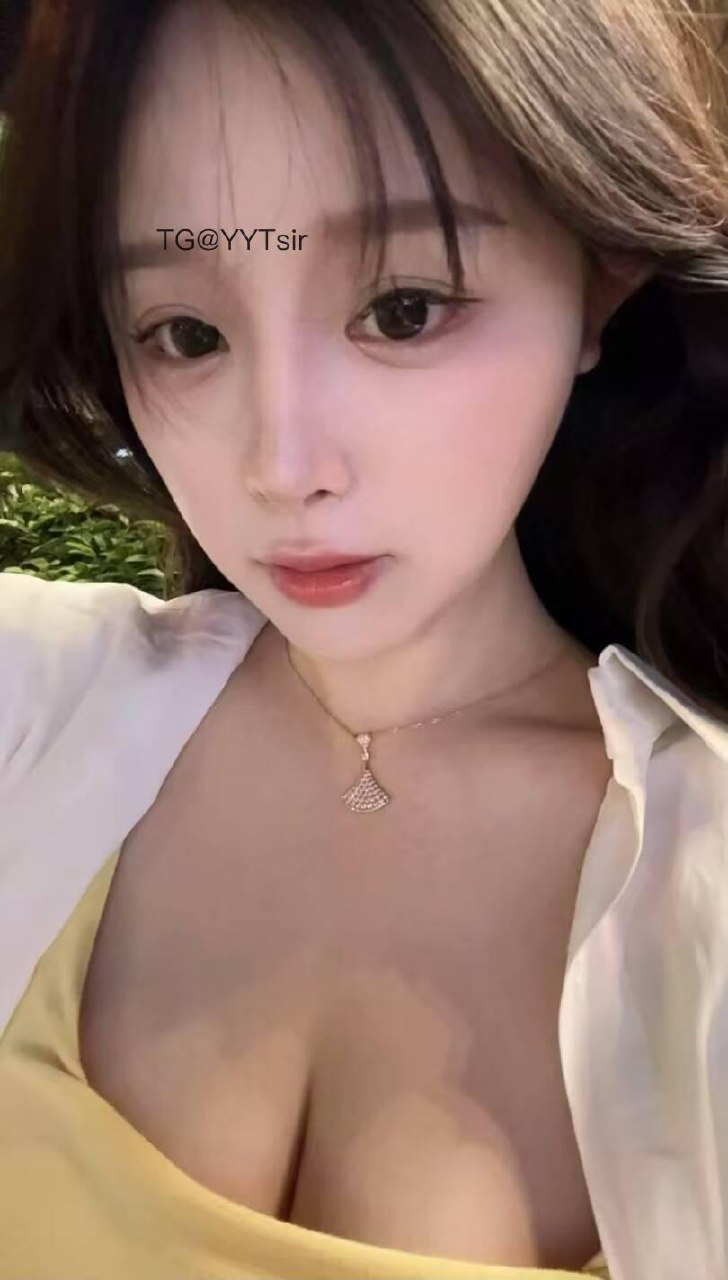 十七同学 2025-06-05 13:50:35 眼神交汇的瞬间，世界仿佛静止 只剩下你和我