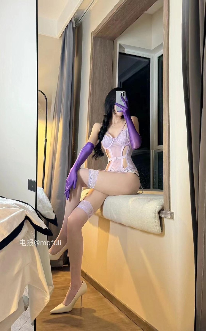 唐十七 2025-06-02 15:39:50 性感一体式吊带丝袜套装