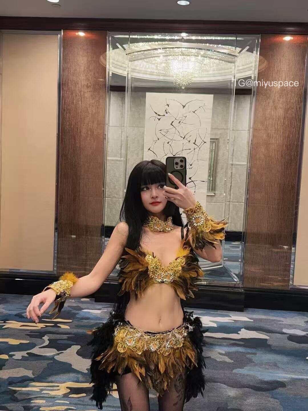 BELLA贝拉 2025-06-16 21:50:07 过来 站在我身边