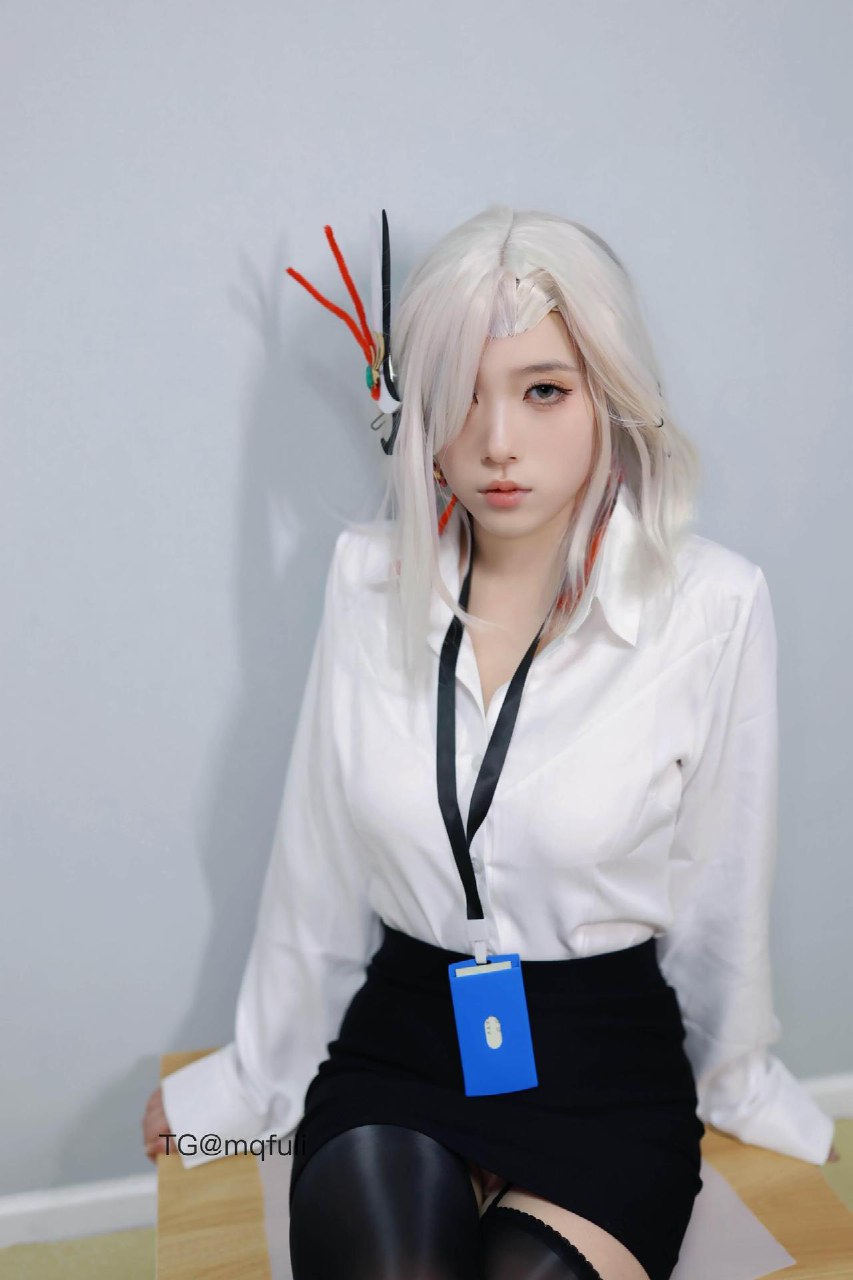 沐雨茜 2025-06-06 22:46:04 申鹤同人，秘书装