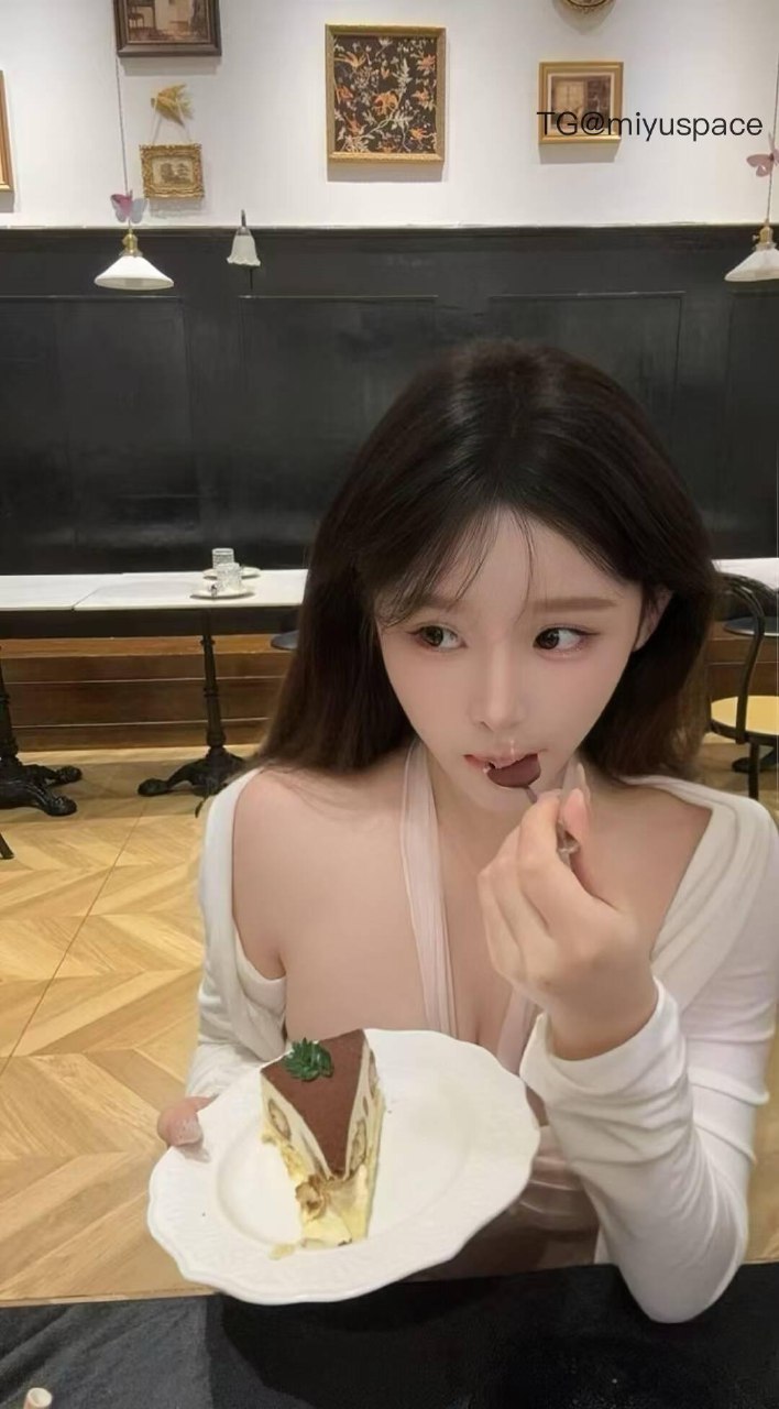 十七同学 2025-06-05 13:32:42 今天的C位是它🍰还是我呢？