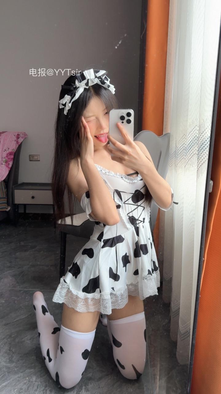 奶洋洋 2025-06-02 10:14:22 奶牛🐄束腰连衣裙➕奶牛🐄袜