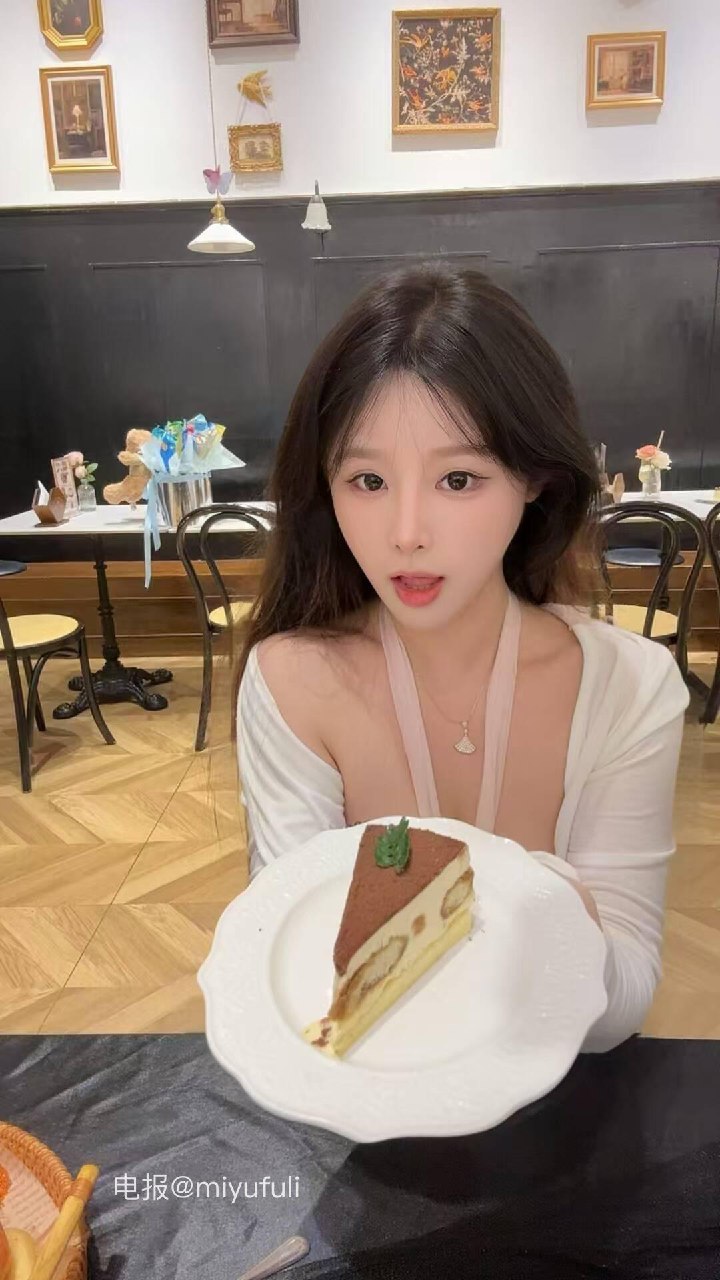 十七同学 2025-06-05 13:32:42 今天的C位是它🍰还是我呢？