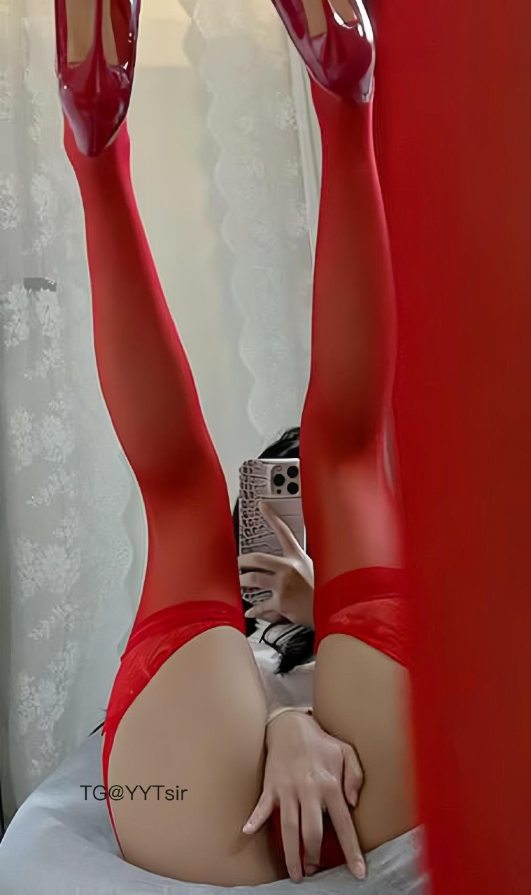 爆炒肉肉啦 2025-06-09 21:16:14 红色吊带丝袜让你感受不一样的诱惑