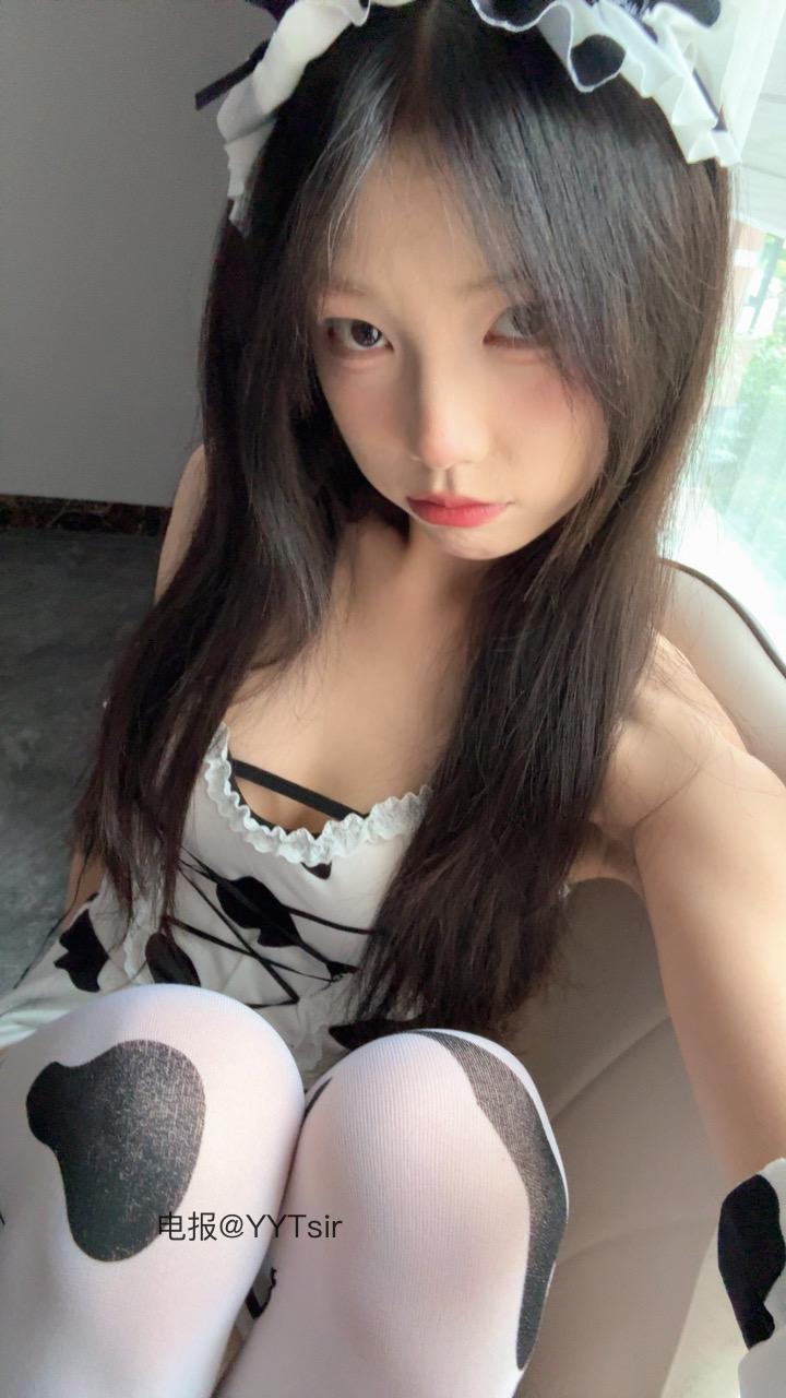 奶洋洋 2025-06-02 10:14:22 奶牛🐄束腰连衣裙➕奶牛🐄袜