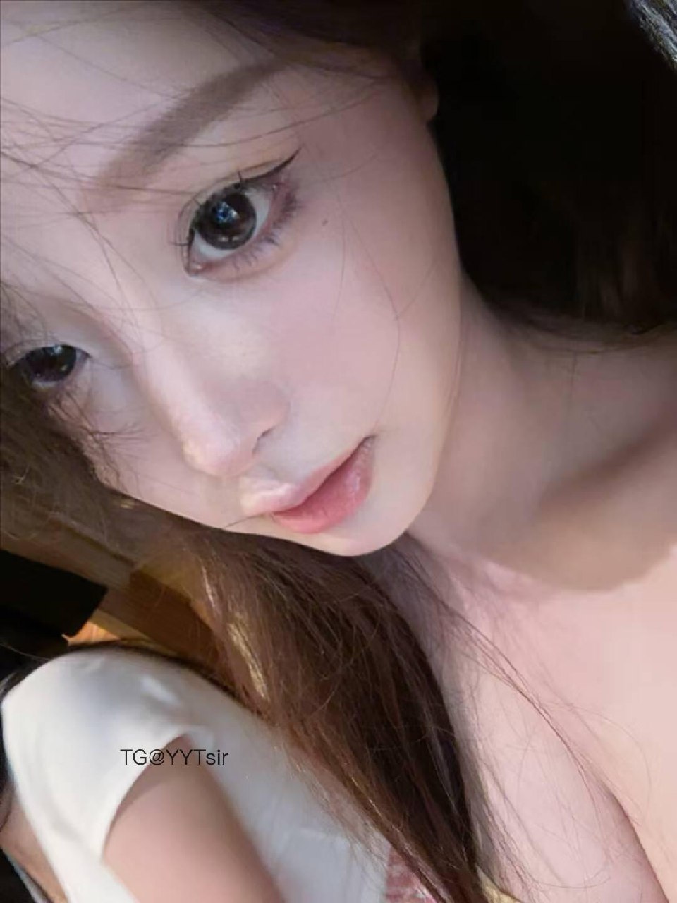 十七同学 2025-06-05 13:50:35 眼神交汇的瞬间，世界仿佛静止 只剩下你和我