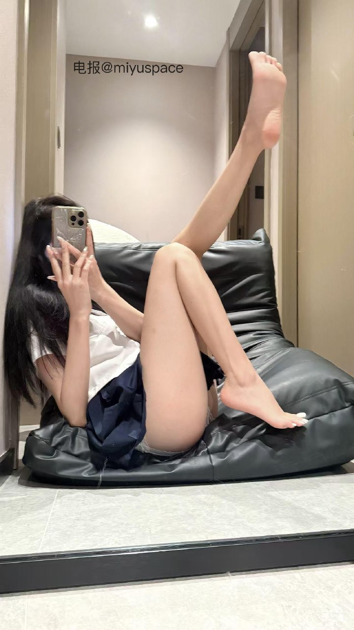 兔妮妮 2025-06-03 13:59:43 付费贴 局部➕全景都🈶️ 近距离对镜㊙️好腿控足控