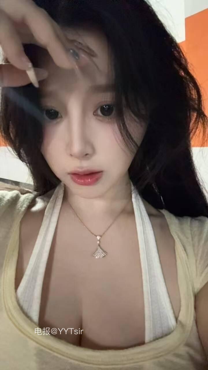 十七同学 2025-06-05 22:46:00 衣料的摩擦声，是今晚的摩斯密码