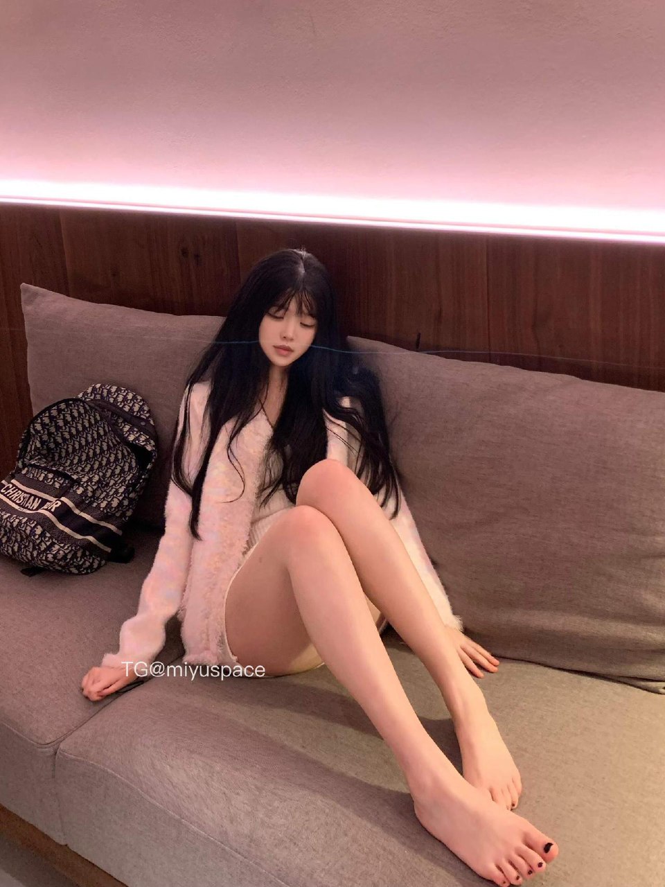 易辞 2025-06-17 16:25:14 超白逆天大长腿给宝宝欣赏一下