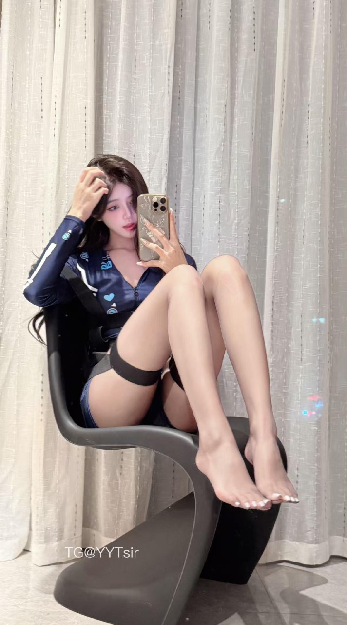 兔妮妮 2025-06-03 14:21:24 付费贴 性感紧身cos服➕绑带黑丝加高跟鞋👠