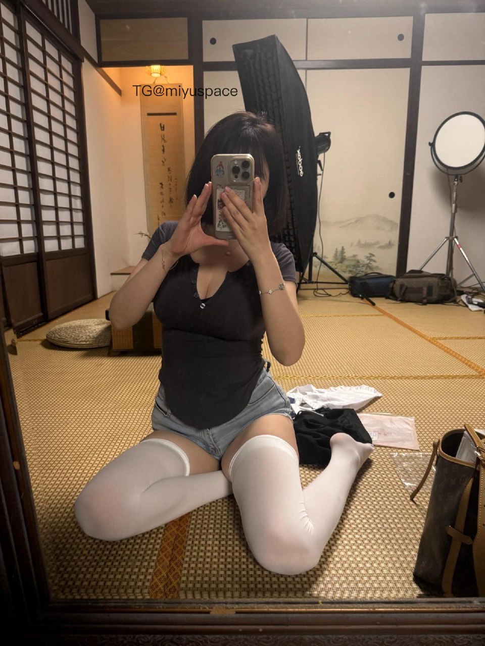 Tina很妖孽呀 2025-07-09 18:01:58 黑色v镜短袖➕白丝👙