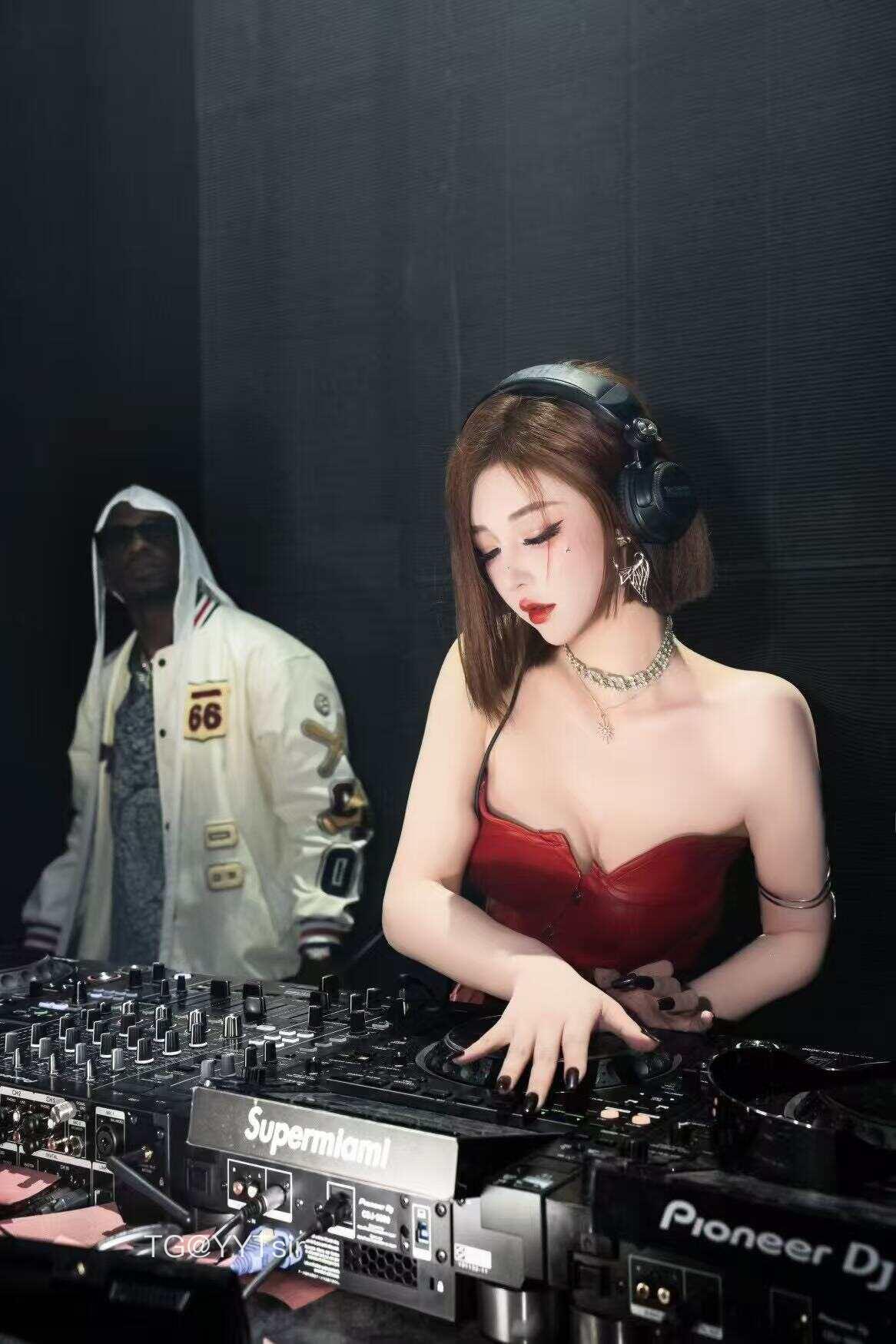 Nico爱跳舞 2025-07-17 08:29:51 承认吧，你屏幕都为我发烫了📱