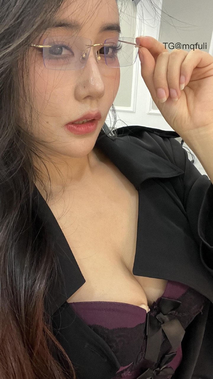 多吃生菜 2025-07-31 18:36:56 #颜值##秀身材##反差#