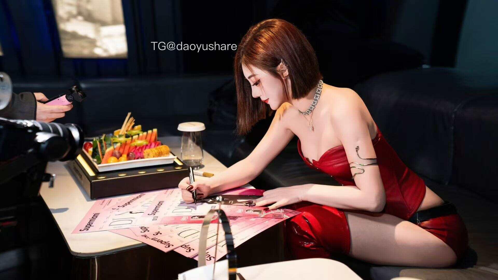 Nico爱跳舞 2025-07-17 08:29:51 承认吧，你屏幕都为我发烫了📱