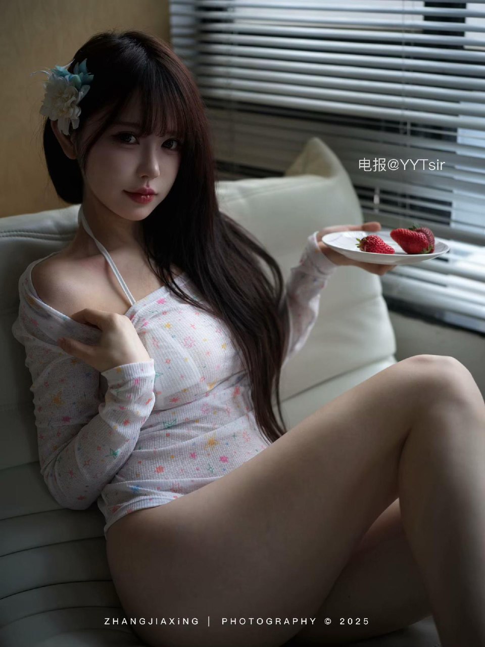 Tina很妖孽呀 2025-07-11 13:37:49 比基尼秀👙白色紧身纯欲包臀衣😘