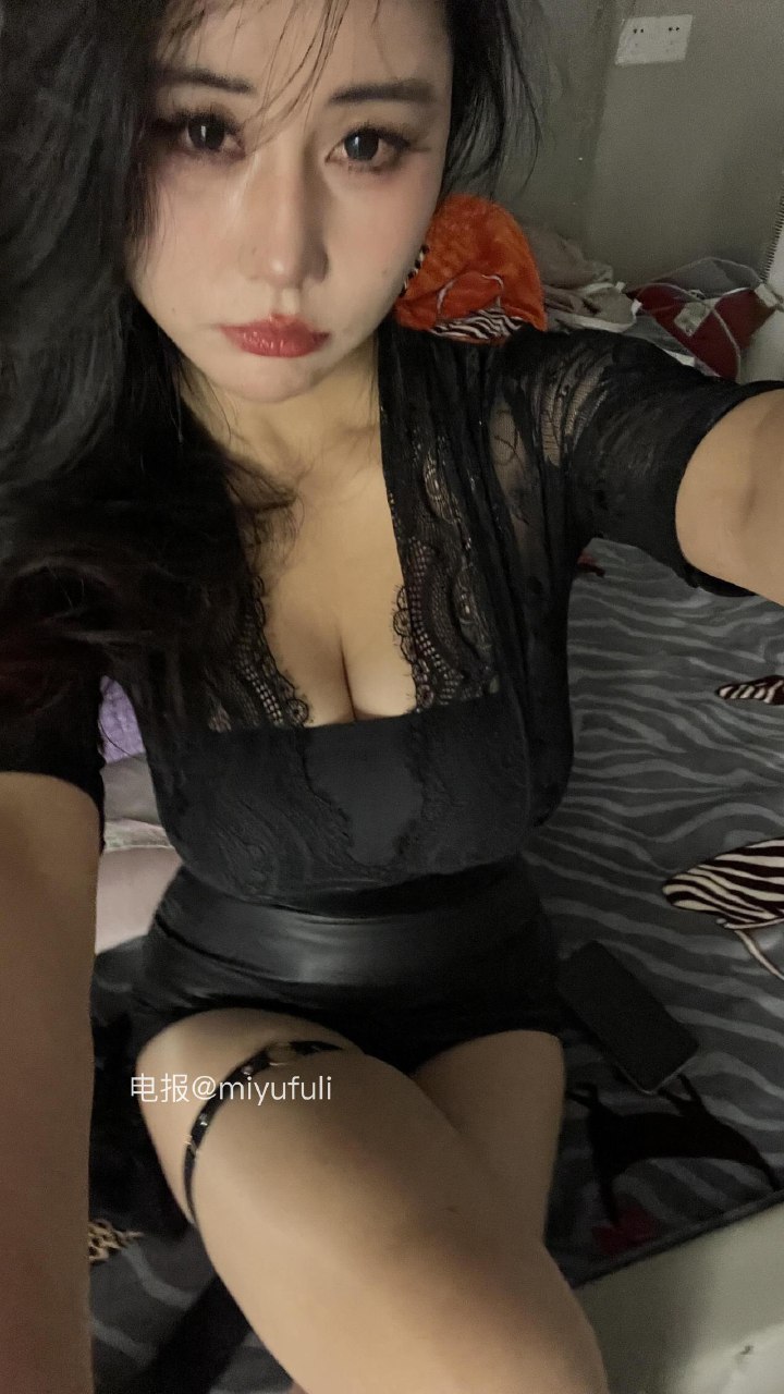 多吃生菜 2025-07-31 18:36:56 #颜值##秀身材##反差#