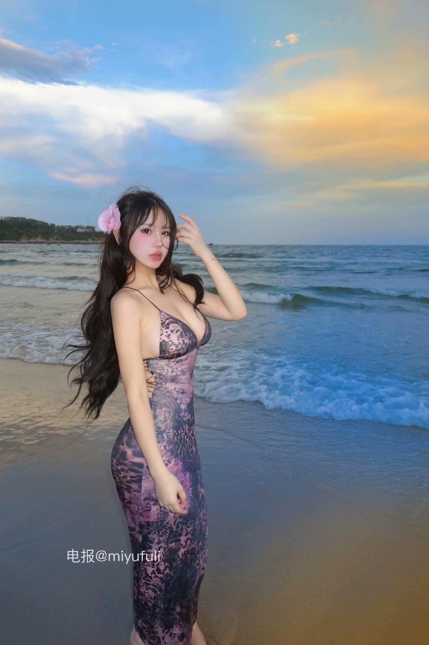 Tina很妖孽呀 2025-07-19 15:39:57 付费贴 海边性感泳装+辣妹吊带裙 惹🔥热辣🎀