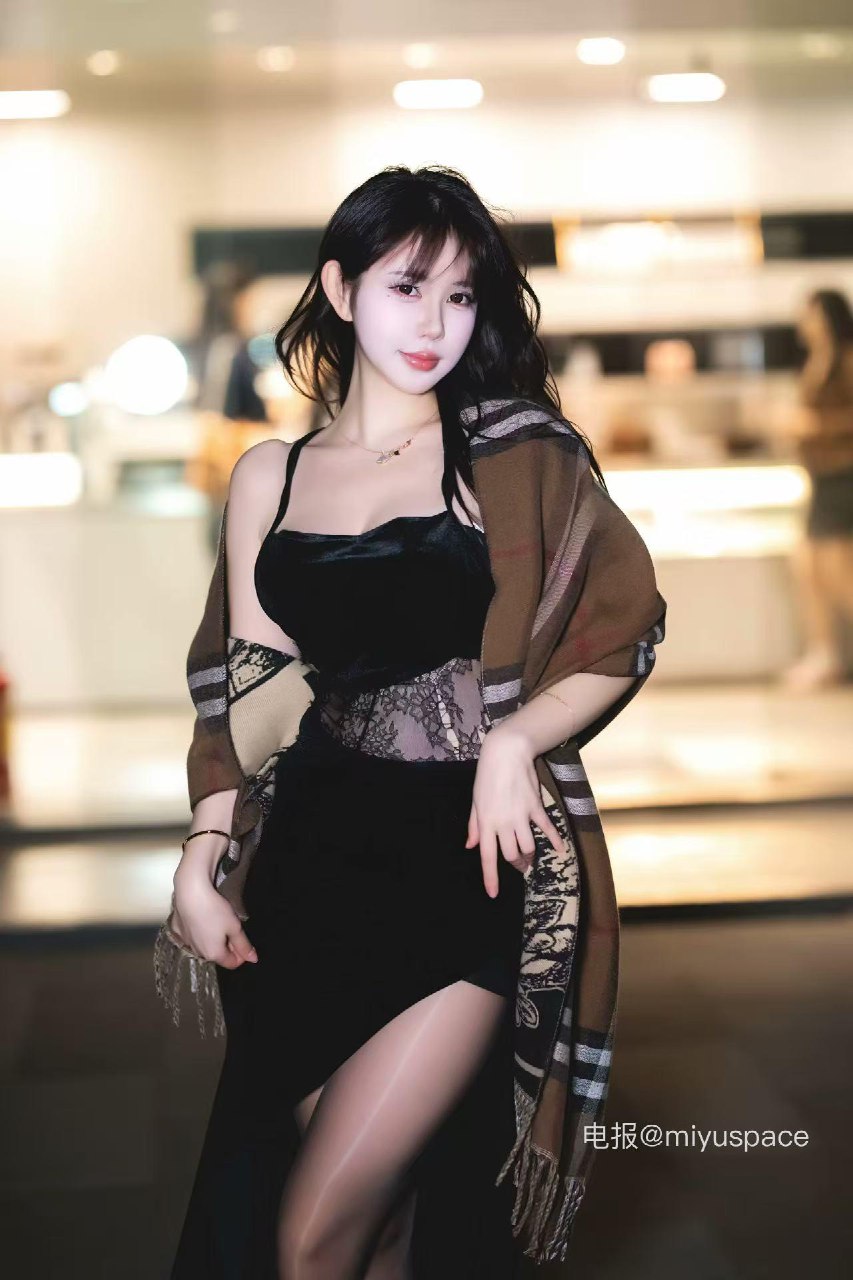 Tina很妖孽呀 2025-08-10 10:24:19 性感黑丝😍➕黑色吊带裙🔥大长腿