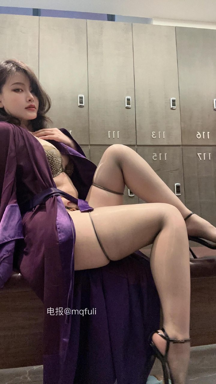 申辣辣 2025-08-12 02:30:45 一组高清写真哦！！#颜值##腿控#