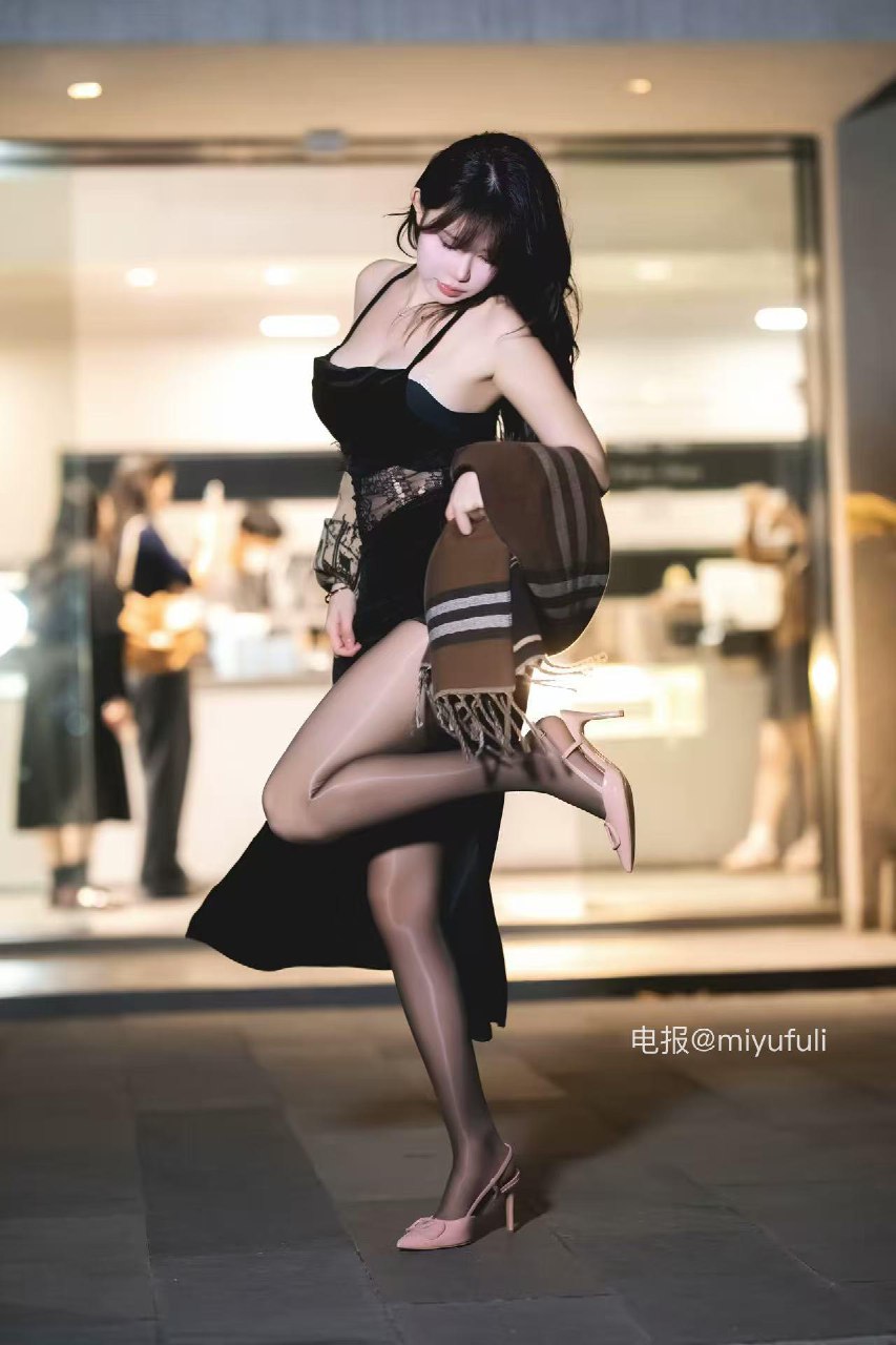 Tina很妖孽呀 2025-08-10 10:24:19 性感黑丝😍➕黑色吊带裙🔥大长腿