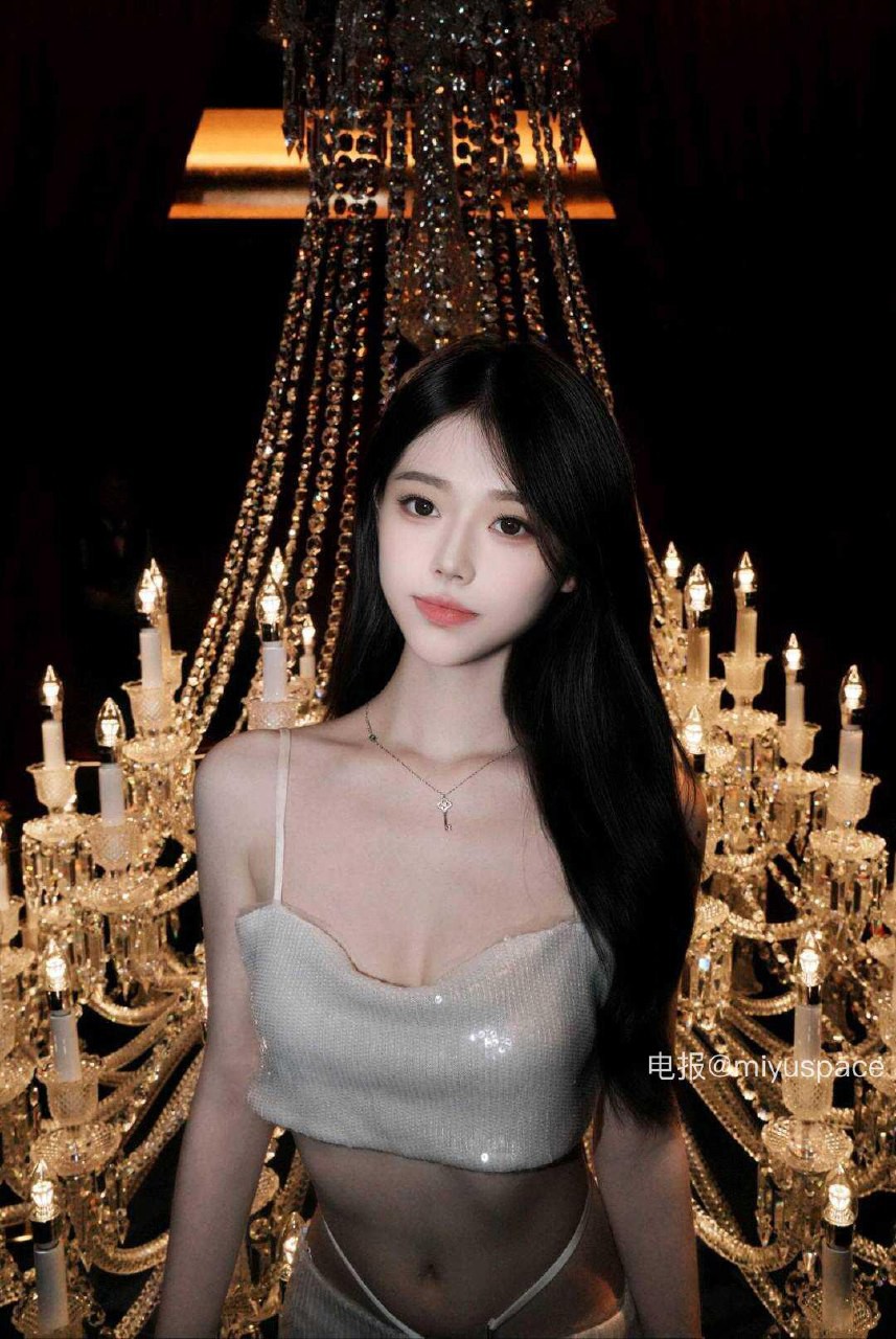 chiara 2025-08-15 17:22:29 嘉宾贴来咯！这组穿搭既显成熟又透漏着一丝少女时代