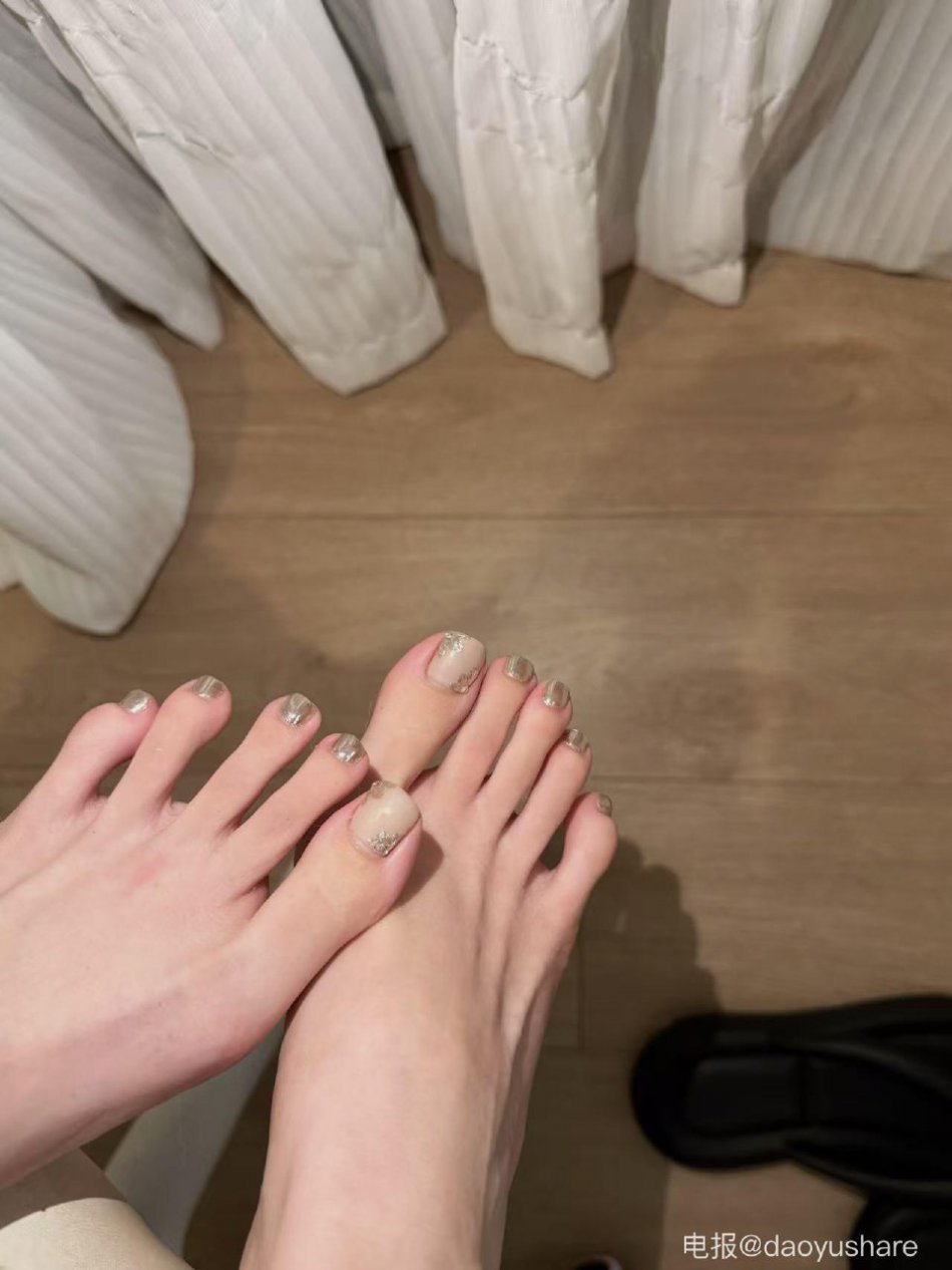 别拔虎牙 2025-08-17 20:09:00 白嫩嫩的虎牙小熊🥵