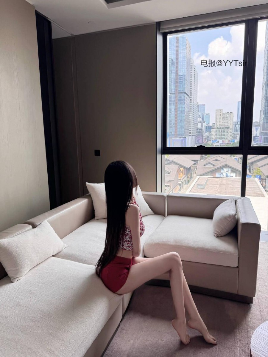 小奈酱 2025-08-17 01:00:45 都让我小心男人 结果你小小的心里全是男人