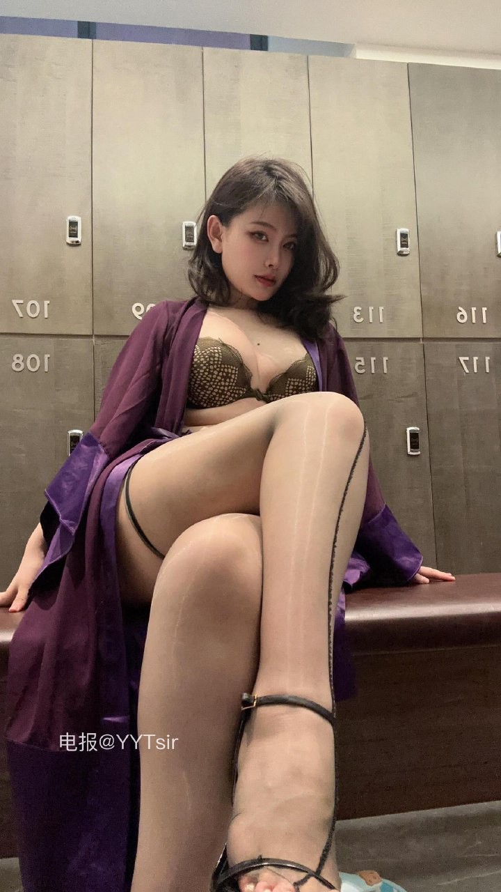 申辣辣 2025-08-12 02:30:45 一组高清写真哦！！#颜值##腿控#