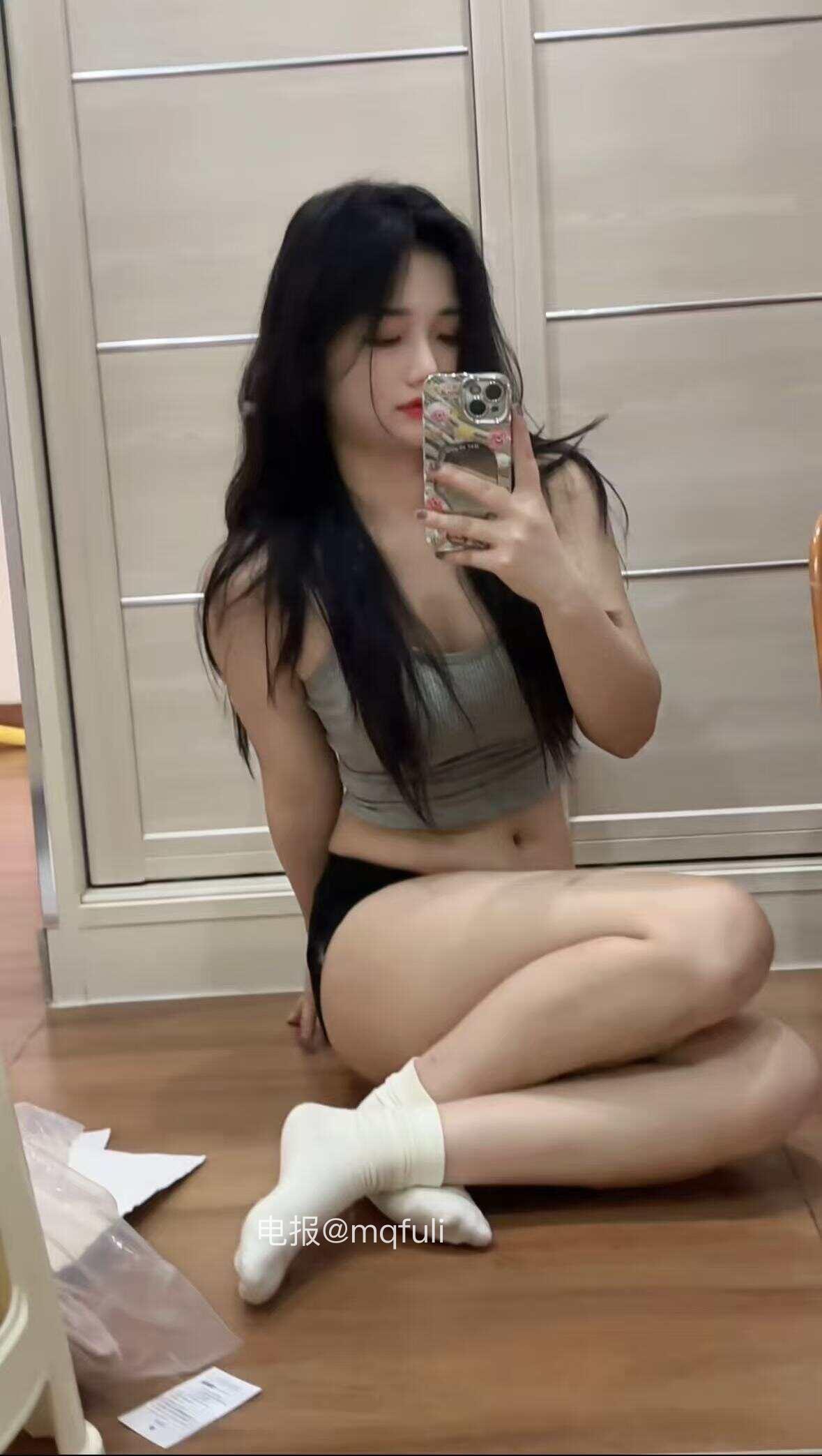 九斤明哥 2025-08-01 19:29:29 这么大的床一个人睡 烦死了😩