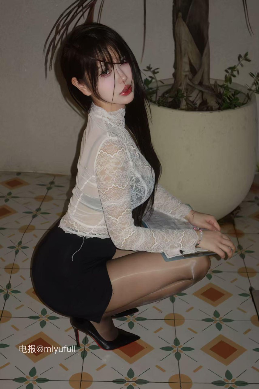 Tina很妖孽呀 2025-08-13 12:40:42 黑色镂空文胸😍 黑色包臀裙🤩➕性感黑丝🤤