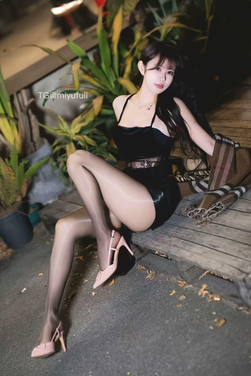 Tina很妖孽呀 2025-08-10 10:24:19 性感黑丝😍➕黑色吊带裙🔥大长腿